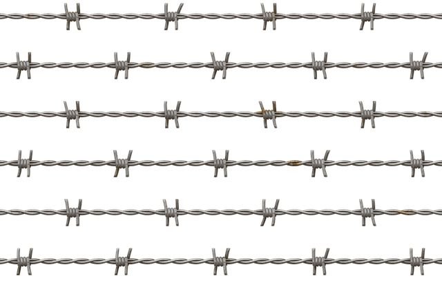 Забор с колючей проволокой