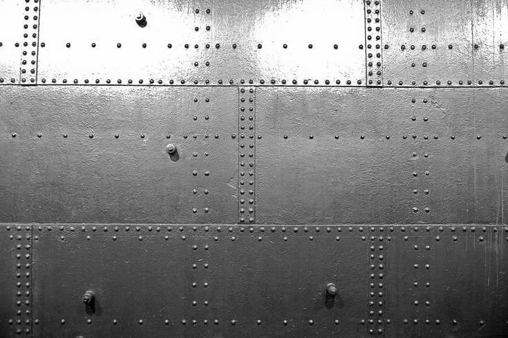 Лист металла с заклепками