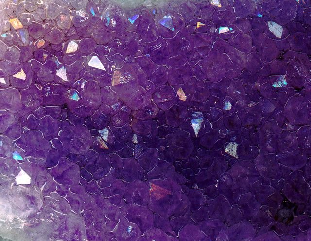 Камень аметист фиолетовый кварц