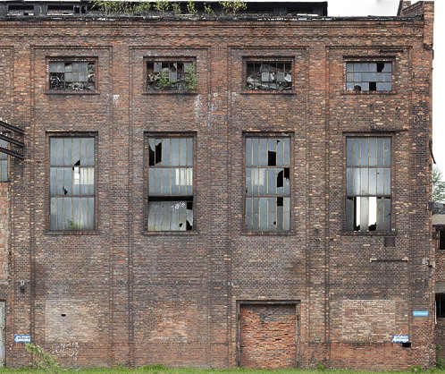 Заброшенное кирпичное здание