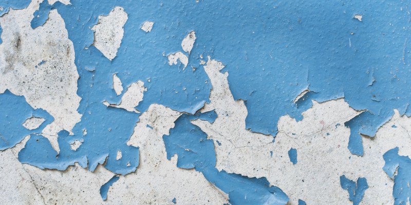 Облезшая краска на стене