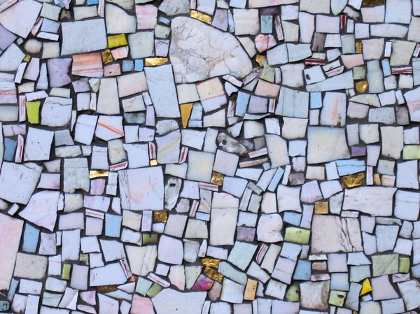 Колотая плитка на стене