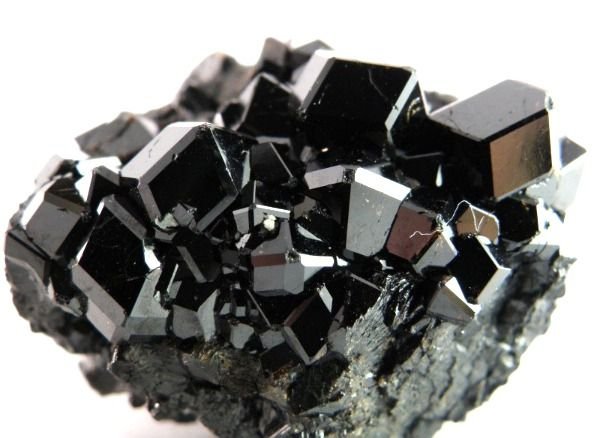 Черный гранат андрадит