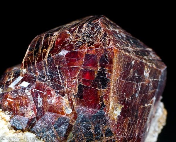 Кристаллы альмандина