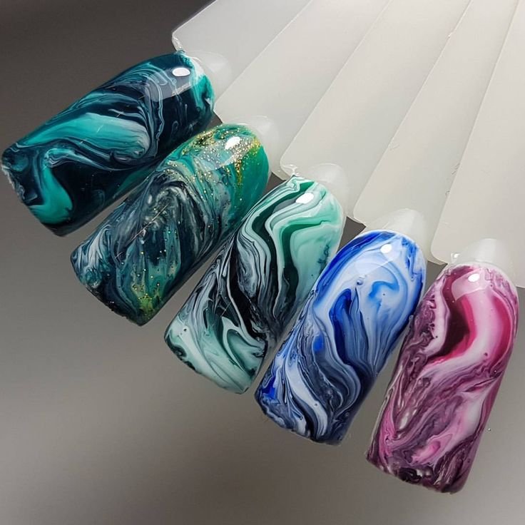 Цветной мрамор на ногтях