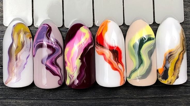 Маникюр с разводами на ногтях