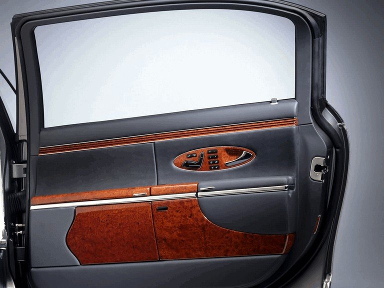 Дверь автомобиля