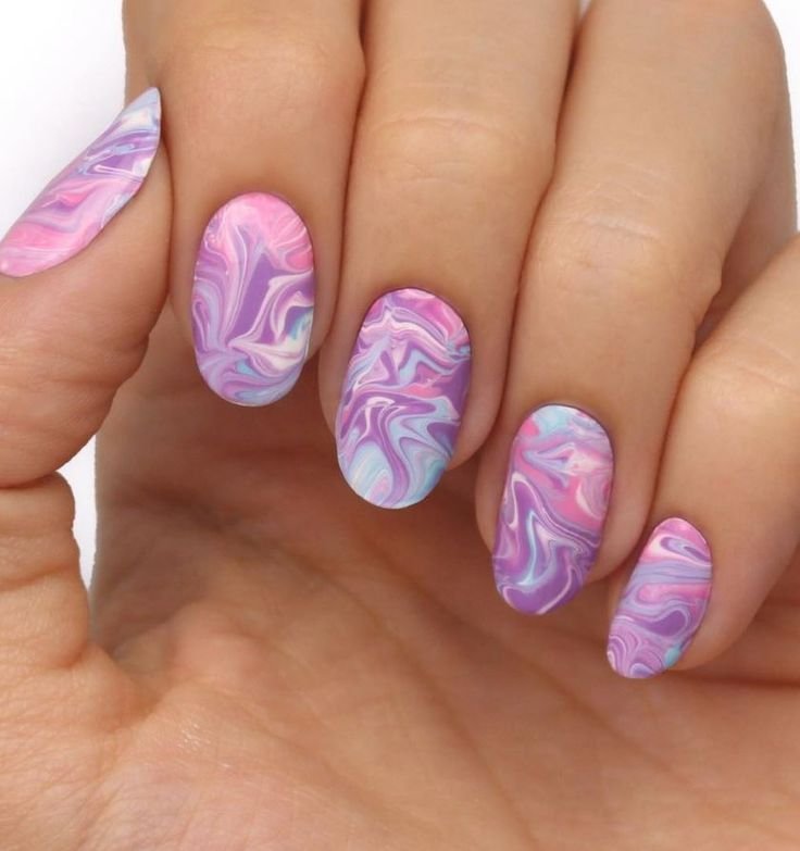 Розовый маникюр с разводами