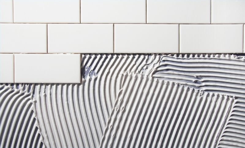 Плиточный клей на стене