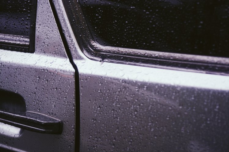 Капельки на двери авто