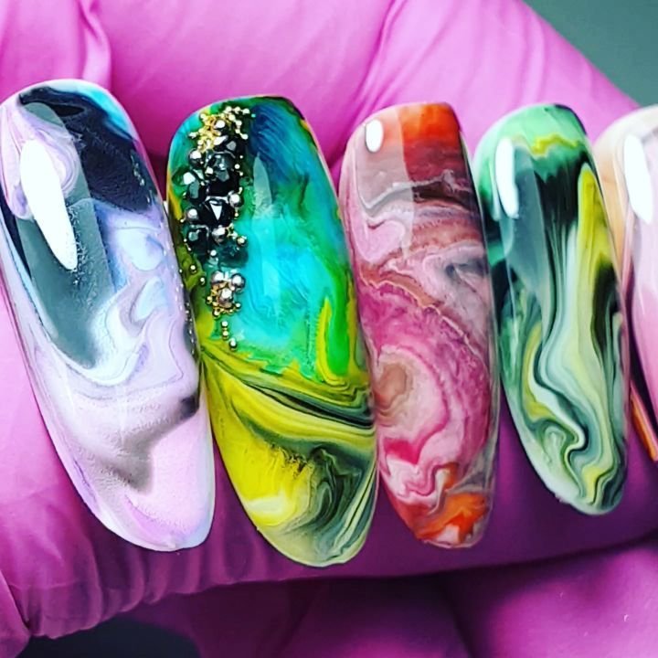 Мраморные ногти яркие