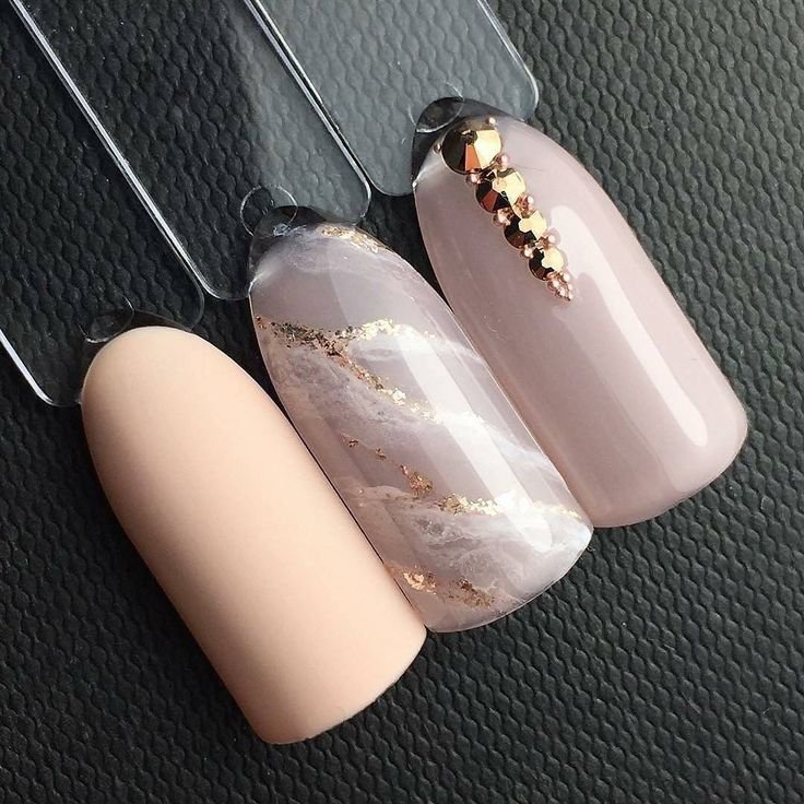 Бежевый маникюр с поталью