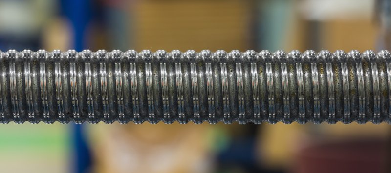 Болт с крупной резьбой