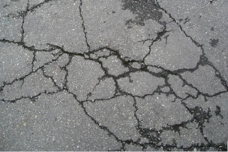 Потрескавшийся асфальт