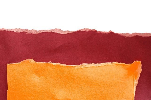 Кусок рваной бумаги