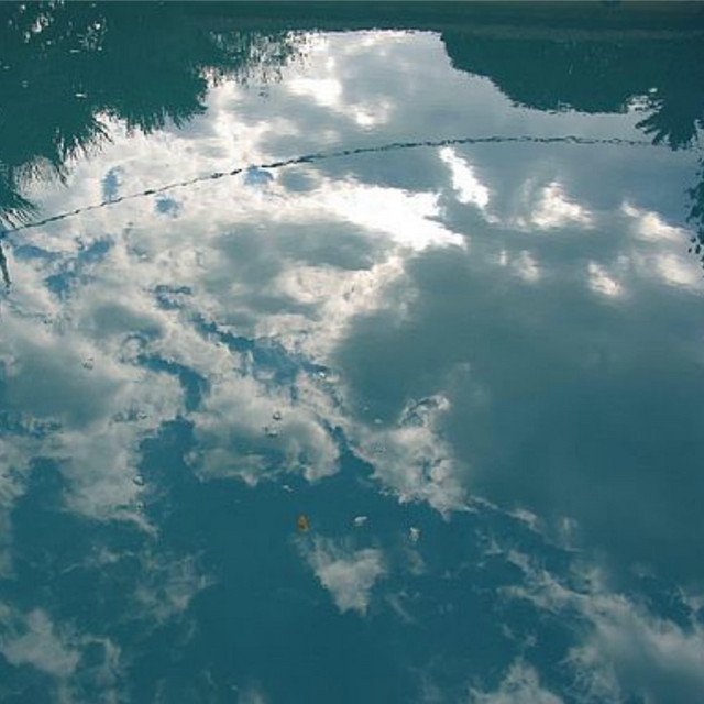 Отражение облаков в воде