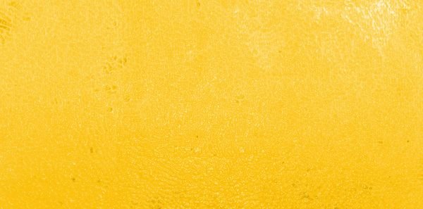 Желтая бетонная стена
