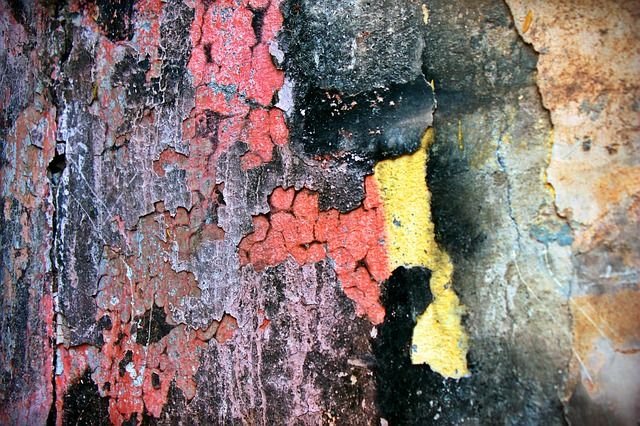 Стена с облупившейся краской