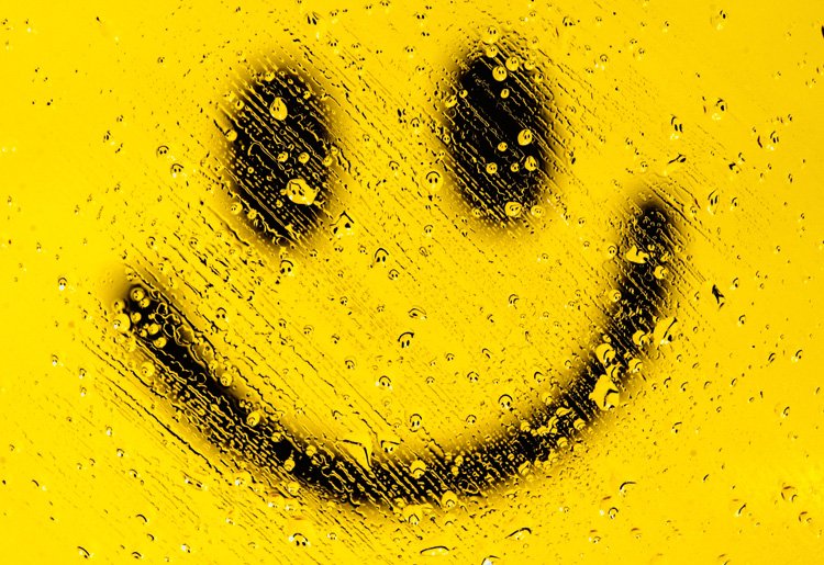 Улыбка на желтом фоне