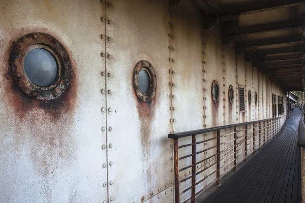 Металлическая обшивка корабля