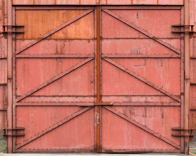 Ржавые гаражные ворота
