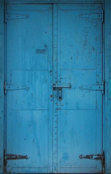 Старая железная дверь