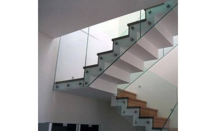 Ограждение лестницы из стекла