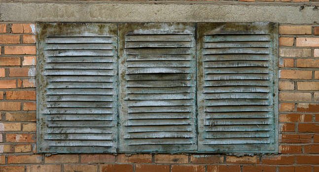 Решетка металлическая ржавая