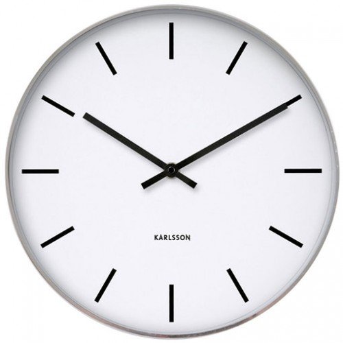 Часы настенные на белом фоне