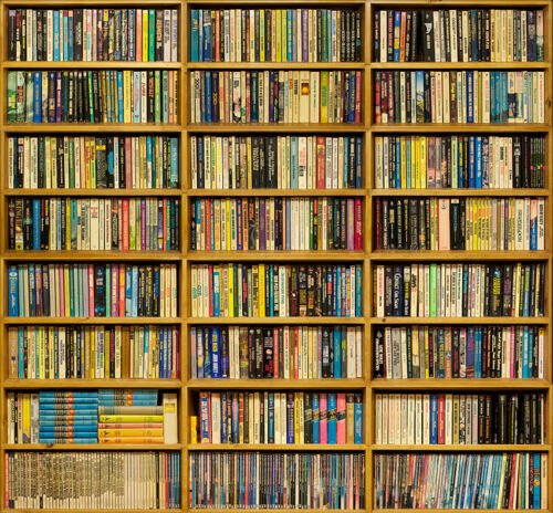 Старый шкаф с книгами