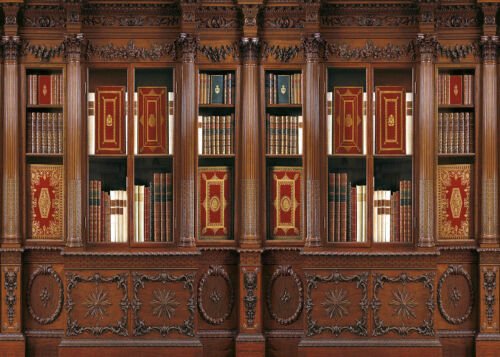 Старинный шкаф с книгами