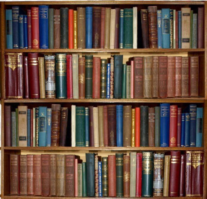 Книжные полки с книгами