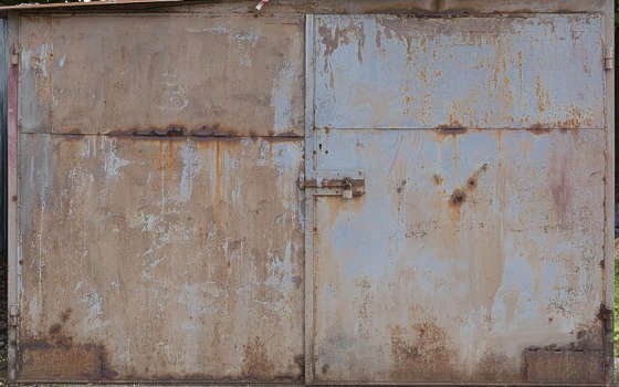 Старые ворота гаража