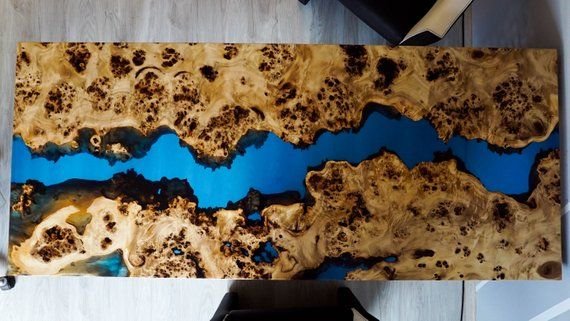 Стол из Капа и эпоксидной смолы