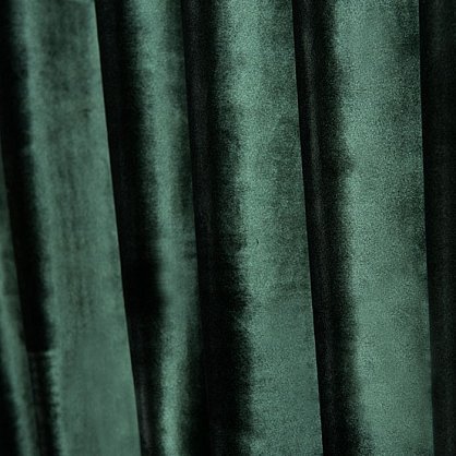 Темно зеленые бархатные шторы