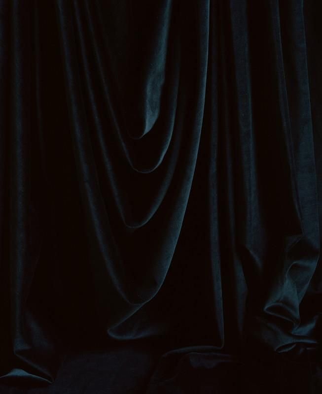 Черные бархатные шторы