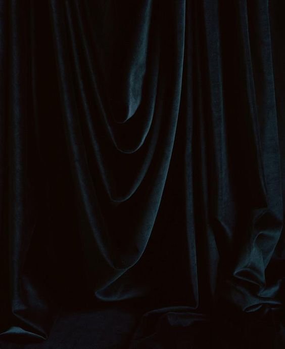 Черные бархатные шторы