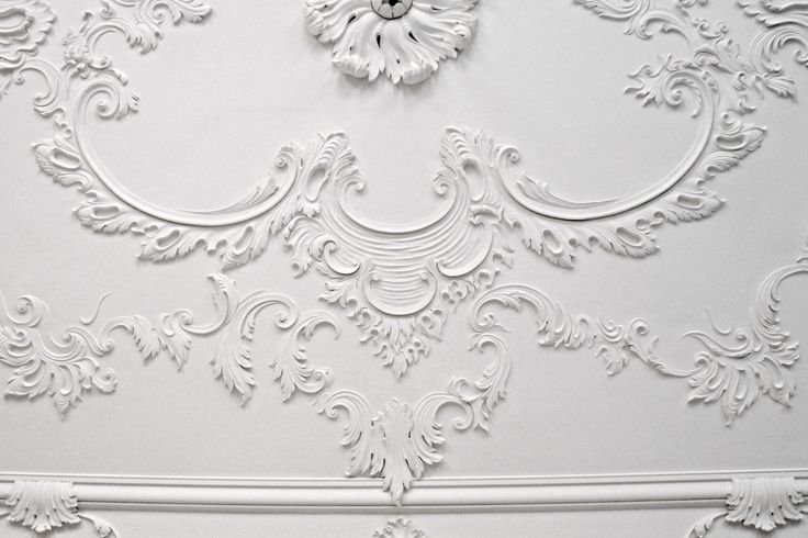 Белая стена с лепниной