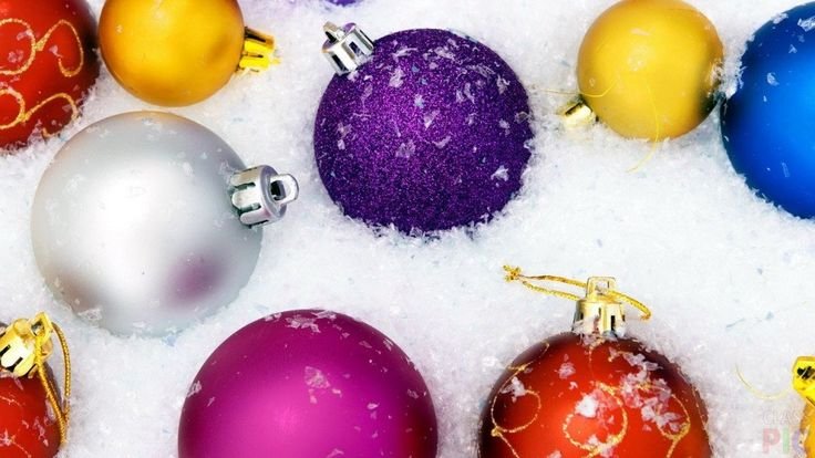 Яркие елочные игрушки