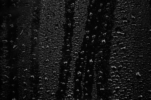 Капли на стекле