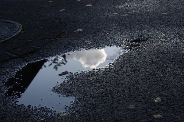 Лужа на асфальте