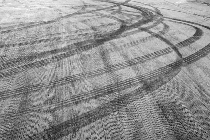 Следы от шин на дороге