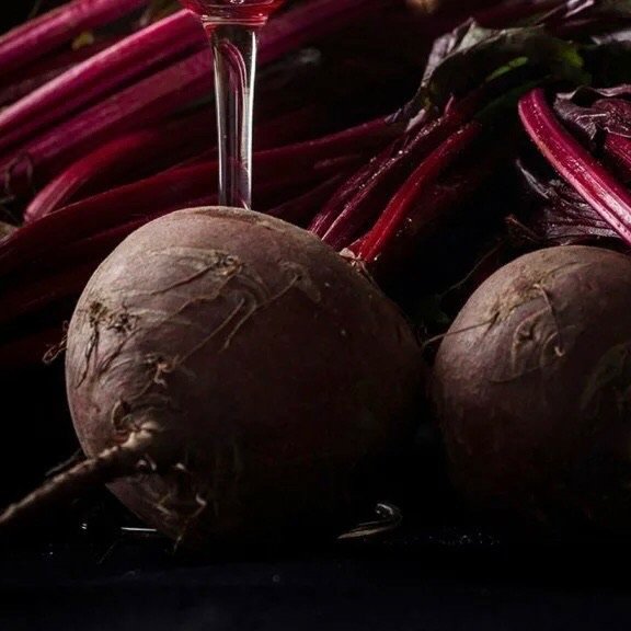 Свекла на черном фоне