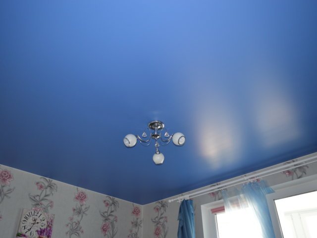 Голубой матовый потолок