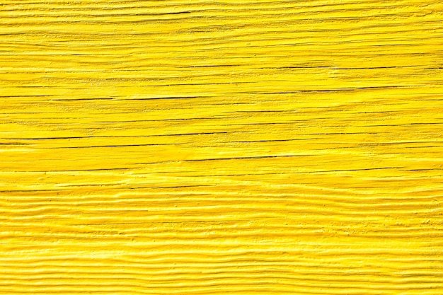 Древесина желтого цвета