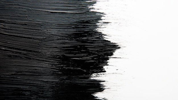 Мазки черной краски