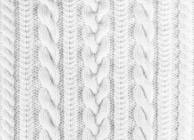 Белое вязаное полотно