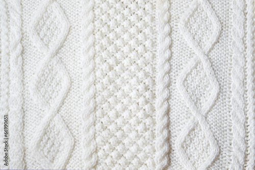 Белое трикотажное вязаное полотно