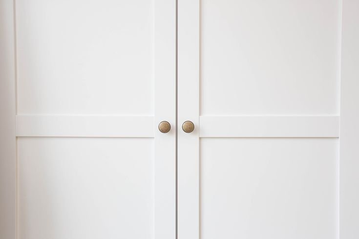 Белый шкаф с дверцами