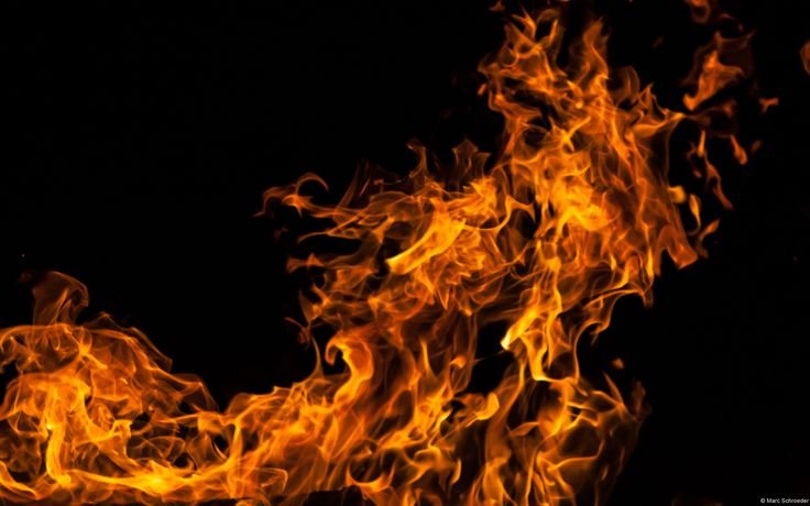 Пламя на черном фоне